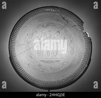 Plat de verre avec gravure de l'élévation de Lazarus 4th–5th siècle romain tardif les navires de verre gravés avec des scènes narratives étaient une spécialité de la région du Rhin.Ils ont été utilisés comme récipients de boisson et souvent enterrés avec leur propriétaire.Ce bol dépeint l’élévation par le Christ de Lazare des morts, comme le montre les exactions funéraires sur la figure et la porte du tombeau, que Christ a mises de côté.Il a été trouvé dans un sarcophage chrétien en Sicile avec plusieurs pièces, témoignage de l'exportation de ces navires aussi loin que la mer Méditerranée.Plat en verre avec une gravure de l'élévation Banque D'Images