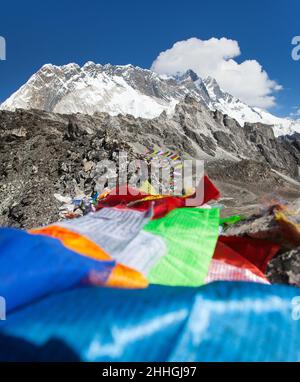 Vue sur le pic de Lhotse avec drapeaux de prière de Kongma la Pass, chemin vers le camp de base de l'Everest et trois passes trek, Nepal Nimalayas montagnes Banque D'Images