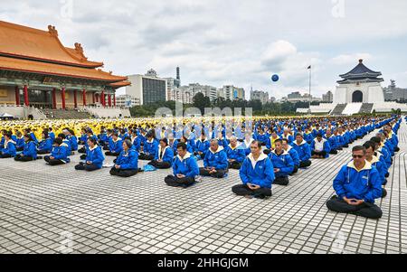 Un immense nombre de pratiquants de Falun Gong (Dafa) méditent sur la place de la liberté de Taipei à Taiwan.Falun Gong qigong, est interdit en Chine. Banque D'Images