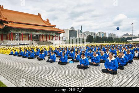 Un immense nombre de pratiquants de Falun Gong (Dafa) méditent sur la place de la liberté de Taipei à Taiwan.Falun Gong qigong, est interdit en Chine. Banque D'Images