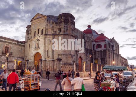 Les gens célèbrent en face de l'église. Oaxaca, Oaxaca. Mexique. Banque D'Images