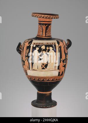 Hydrie en terre cuite (vase d'eau) env.330–300 C.-B. attribuée à l'APZ Peintre trois femmes dans un naiskos (sanctuaire) entre les jeunes et les femmes.sous les poignées, chef d'une femme la question récurrente dans les représentations funeraires anciennes est de savoir quelles figures sont vivantes et qui sont décédées.Sur ce vase, la différence critique entre les individus à l'intérieur et à l'extérieur du naiskos est que les dames à l'intérieur sont peintes en blanc.Doivent-ils être interprétés comme des statues, malgré leurs actions réalistes ?Ou le blanc signifie-t-il un changement de substance mais pas de forme provoqué par la mort?.Hydrie en terre cuite (wa Banque D'Images