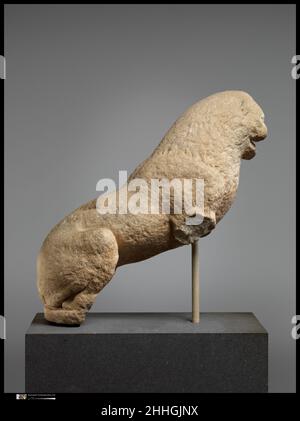 Statue en marbre d'un lion assis ca.500 B.C. est grec ou Lydien excavé à SardisCe lion assis a été trouvé avec des statues d'un autre lion et d'un aigle dans la zone d'Artemis à Sardis.Le groupe avait été assemblé sur une base réutilisée pendant la période romaine, probablement après de grandes inondations avaient perturbé le sanctuaire.Les Lions étaient l'attribut de Kybele, la grande déesse mère d'Anatolie.Cette statue était probablement associée à son culte.Statue en marbre d'un lion assis.Grec oriental ou Lydien. Env.500 C.-B.Marbre.Archaïque.Sculpture de pierre Banque D'Images