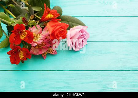 Cadre de fleurs sur fond en bois bleu.Vue de dessus et Banque D'Images