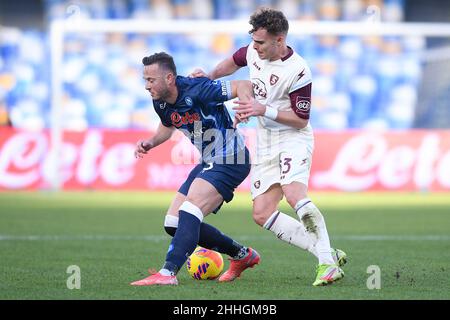 Naples, Italie.23rd janvier 2022.Amir Rrahmani de SSC Napoli et Edoardo Vergani des États-Unis Salernitana 1919 se disputent le ballon lors de la série Un match entre Napoli et US Salernitana 1919 au Stadio Diego Armando Maradona, Naples, Italie, le 23 janvier 2022.Credit: Giuseppe Maffia/Alay Live News Banque D'Images