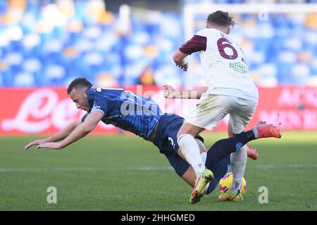 Naples, Italie.23rd janvier 2022.Edoardo Vergani des États-Unis Salernitana 1919 et Amir Rrahmani de SSC Napoli se disputent le ballon lors de la série Un match entre Napoli et US Salernitana 1919 au Stadio Diego Armando Maradona, Naples, Italie, le 23 janvier 2022.Credit: Giuseppe Maffia/Alay Live News Banque D'Images