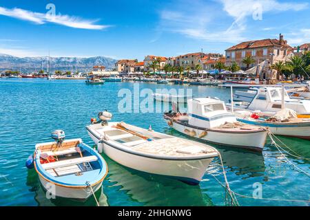 Bateaux dans le port de Supetar sur l'île de Brac en été, Croatie, Europe. Banque D'Images