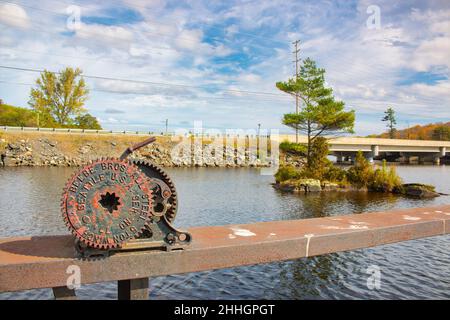 Barrage de Mill Lake avec vieux Beebe Brothers All Steel 5 tonnes de treuil vu sur la rivière Seguin.La route transcanadienne ou l'autoroute 400 est en arrière-plan, à Parry Sound, au Canada Banque D'Images