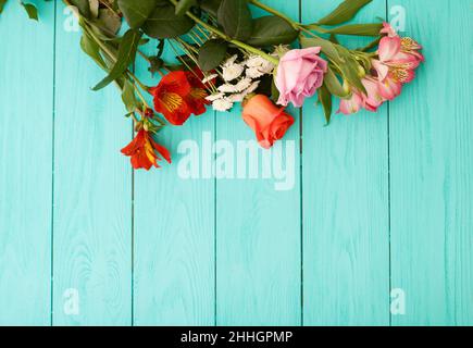 Bouquet de fleurs sur fond en bois bleu. Vue du dessus et espace de copie. Banque D'Images