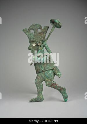 Profil Warrior ornement 6th–7th Century Moche (Loma Negra) cette figure de guerrier, illustrée en profil, a été faite de feuilles de cuivre dorées par des artisans de la culture moche péruvienne.Ils ont indiqué un mouvement de marche par la façon dont le poids de la figure est sur le pied avancé, tandis que l'autre jambe est courbée pour initier un pas en avant.Le personnage, l’un des deux de la collection du met (l’autre étant le numéro d’accession 1987.394.74), est habillé de régalia traditionnel de guerrier Moche.Il porte une coiffe à gradins surmontée d'un croissant, et une extension suspendue derrière la tête représente probablement ses cheveux enveloppés.Un tuni Banque D'Images