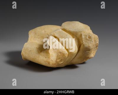 Main gauche en marbre tenant une boîte 1st Century B.C.–2nd Century A.D. main gauche grecque ou romaine tenant une boîte.Main gauche en marbre tenant une boîte.Grec ou romain.1st siècle C.-B.–2nd siècle A.D..Marbre.Hellénistique ou impérial tardif.Sculpture de pierre Banque D'Images