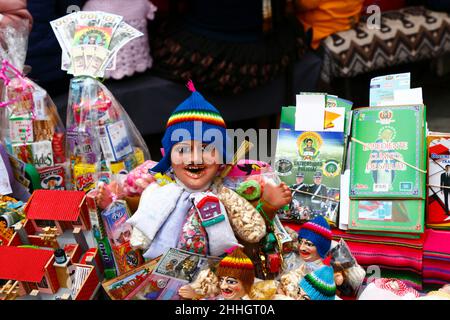 24th janvier 2022, la Paz, Bolivie : un dossier médical ekeko et miniature (vert vif à droite) à vendre au festival Alassitas, qui a débuté aujourd'hui.Alassitas est un festival célébré dans tout l'altiplano bolivien, en particulier à la Paz.Il a des origines anciennes - traditionnellement le peuple Aymara exécuterait des rituels et offrirait des miniatures à leurs dieux, l'idée étant que ceux-ci seraient alors reçus au cours de l'année à venir. Banque D'Images