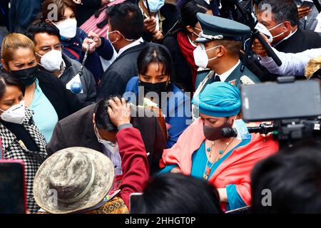24th janvier 2022, la Paz, Bolivie : un chaman pose sa main à la tête du président bolivien Luis Arce Catacora (à gauche du centre) lors d'une cérémonie de bénédiction au festival Alassitas, qui a commencé aujourd'hui.Le ministre de la présidence María Nela Prada Tejada porte à droite un headaddress turquoise.Alassitas est un festival célébré dans tout l'altiplano bolivien, en particulier à la Paz.Il a des origines très anciennes - traditionnellement le peuple Aymara effectuerait des rituels et offrirait des miniatures à leurs dieux, l'idée étant que ceux-ci seraient alors reçus au cours de l'année à venir. Banque D'Images