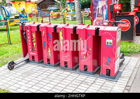 Veliky Novgorod, Russie - 30 août 2021 : trottinettes électriques à la City Park et prêt à louer Banque D'Images