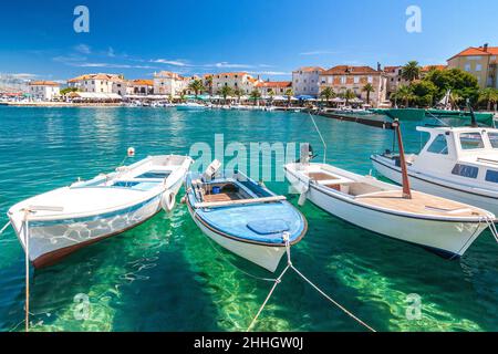 Bateaux dans le port de Supetar sur l'île de Brac en été, Croatie, Europe. Banque D'Images