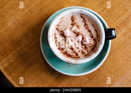Vue en hauteur d'une tasse de chocolat chaud avec guimauves Banque D'Images