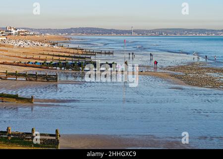 Plage de Worthing à marée basse, vue à l'est d'un point de vue élevé, par un beau jour d'hiver, West Sussex Angleterre Royaume-Uni Banque D'Images