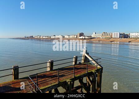 Jetée de Worthing et front de mer sur un hiver ensoleillé West Sussex Angleterre Royaume-Uni Banque D'Images