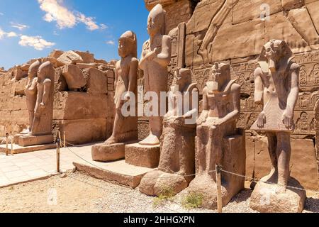 Tuthmosis III statues devant le temple de Karnak 7th pylone, Louxor, Egypte Banque D'Images