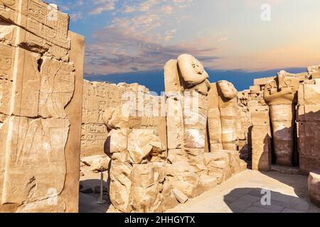 Monuments anciens dans le pylône du complexe Karnak, Louxor, Égypte Banque D'Images