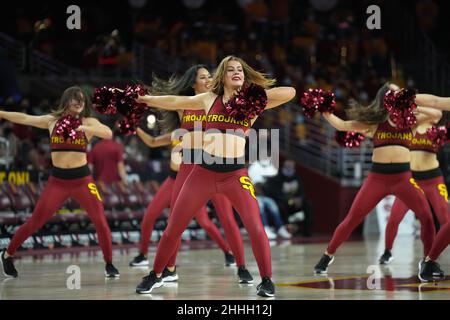 Les cheerleaders de la force de danse des Trojans de Californie du Sud se produisent lors d'un match de basket-ball féminin universitaire de la NCAA contre les Bruins de l'UCLA, dimanche 23 janvier 202, à Los Angeles. Banque D'Images