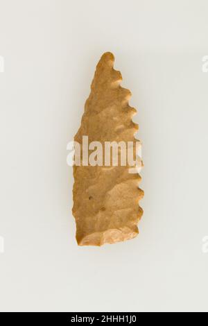 Insert de faucille biracial ca.6900–3100 C.-B. période néolithique–prédynastique ce petit morceau de silex est un élément clé du succès de la saison agricole dans l'Égypte ancienne.Le grain était un élément essentiel de l'économie, car le pain et la bière faits à partir de céréales étaient consommés quotidiennement.Ils ont également formé le fondement de la subsistance éternelle, comme offrandes funéraires.Les anciens Égyptiens utilisaient des faucilles faites de silex et de bois pour récolter le grain.Des morceaux de silex tels que celui-ci ont été formés pour s'adapter à une haft en bois avec un certain nombre d'autres tels inserts, et fixés avec un adhésif.Les pièces de silex ont fourni un bord tranchant pour couper Banque D'Images