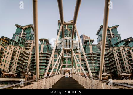 St George Wharf Pier et St George Wharf, un développement à usage mixte au bord de la rivière, Vauxhall, Londres, Angleterre, Royaume-Uni Banque D'Images