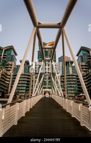 St George Wharf Pier et St George Wharf, un développement à usage mixte au bord de la rivière, Vauxhall, Londres, Angleterre, Royaume-Uni Banque D'Images