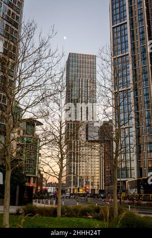 Nouveaux logements comprenant des tours modernes, Vauxhall, Londres, Angleterre, Royaume-Uni Banque D'Images