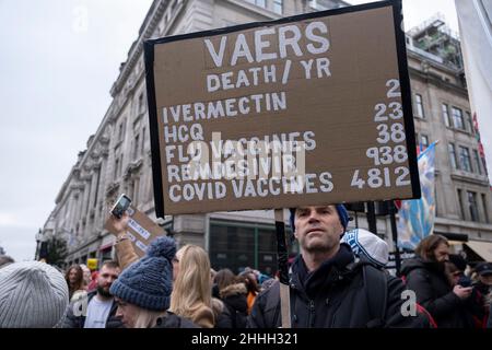 Rassemblement mondial pour la liberté des manifestants se réunissent dans le centre de Londres pour protester contre les plans du gouvernement pour la vaccination obligatoire de Covid pour tous les travailleurs du NHS de première ligne qui doit prendre effet en avril le 22nd janvier 2022 à Londres, au Royaume-Uni.Le personnel du NHS qui va à l'encontre du mandat, refusant la vaccination, les Jabs peuvent faire face au sac.World Wide Demonstration ou World Wide Rally for Freedom est un événement de protestation de la communauté internationale où les citoyens font pression contre les restrictions liées au coronavirus dans leur pays. Banque D'Images