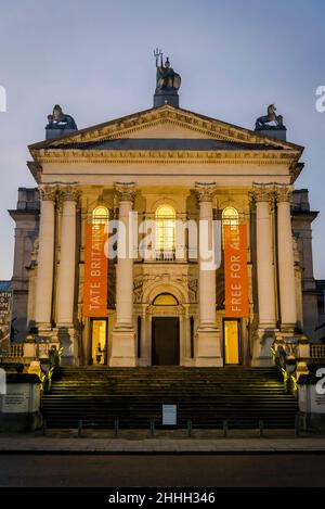 Entrée principale de Tate Britain, un grand musée d'art sur Millbank abritant l'art britannique historique, dans la ville de Westminster, Londres, Angleterre, Royaume-Uni Banque D'Images