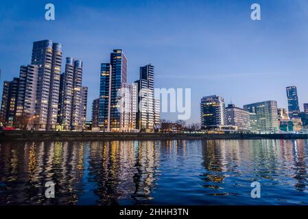 Nouveaux logements comprenant des tours modernes de haute hauteur sur Albert Embankment, Vauxhall, Londres, Angleterre, Royaume-Uni Banque D'Images