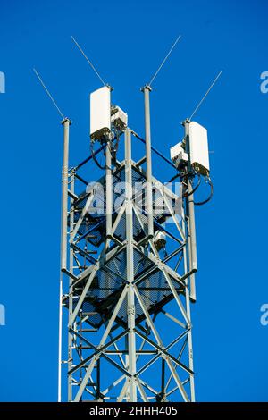 Tour en béton de télécommunication avec antennes.LTE, GSM, 2G, 3G, 4G,5G tour de communication cellulaire Banque D'Images