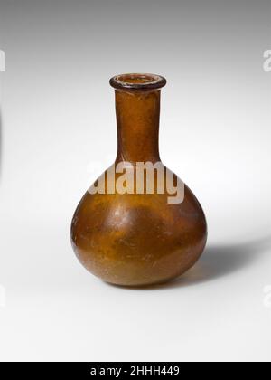 Flacon de parfum en verre 1st Century A.D. Roman translucide brun miel profond.éperté, rebord horizontal avec rebord extérieur arrondi; col cylindrique, tapissant vers le bas, avec de légères marques d'outillage autour de la base; corps piriforme de squat; petit fond plat.intact; quelques bulles et stries soufflantes; taches de morcellement et crémeux, irisée, avec incrustation de sol à l'intérieur.Flacon de parfum en verre.Romain.1st siècle A.D..Verre ; soufflé.Début de l'Impériale.Verre Banque D'Images