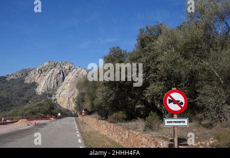 Pavillon panneau interdit à côté de Salto del Gitano rockface, site de nidification spécial protégé.Parc national de Monfrague, Caceres, Estrémadure, Espagne Banque D'Images