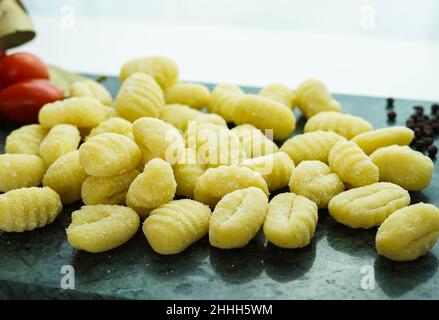 Table de cuisine avec gnocchi frais prêt à bouillir Banque D'Images