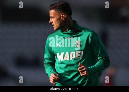 Turin, Italie, le 23rd janvier 2022.Gianluca Scamacca de US Sassuolo regarde pendant l'échauffement avant le Serie A match au Stadio Grande Torino, Turin.Crédit photo à lire: Jonathan Moscrop / Sportimage crédit: Sportimage / Alay Live News Banque D'Images
