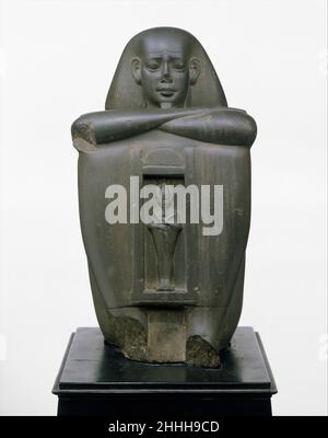 Bloc de Naophorous Statue d'un gouverneur de Sais, Psamtikseneb 664–610 C.-B. période tardive, Saite cette statue de bloc représente un gouverneur de la partie de Saite (district) dans le delta du Nil occidental,Et était destiné à un temple appelé la 'Maison de l'abeille', un temple dédié à Osiris à Sai, la capitale de l'Egypte à ce moment.Un sanctuaire est représenté en relief sur le devant de la statue,Et incrusté dans la brillance est une figure du dieu Osiris.bien que la fin du nom de l'homme soit partiellement décomposée, laissant seulement Psamtik-, il peut être identifié sur la base de ses titres et de deux autres monuments comme le Psamti Banque D'Images