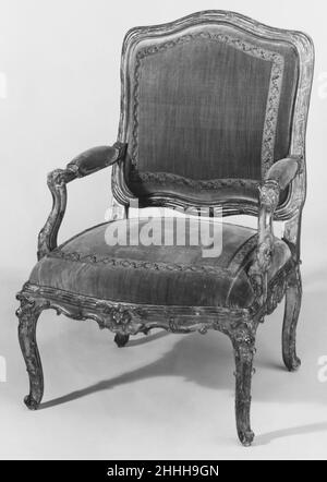 Fauteuil (un d'une paire) ca.1730 cadre sculpté et doré à la française; arrière carré plat avec côtés en serpentin et rail inférieur et supérieur en serpentin légèrement voûté, tous sculptés avec moulure en épédé clamé par des feuilles d'acanthus; soutenu au-dessus du rail de siège sur des jambes droites courtes et écrasées en forme de diamant;les bras rembourrés sur les supports en serpentin se détaissent de l'avant-pied et sont sculptés dans le haut avec une rosette florale et à l'extrémité inférieure avec une cartouche rococo en bois d'œuvre; le rail de siège en serpentin est sculpté sur le bord supérieur avec une moulure en forme de édé accroché par des feuilles d'acanthus;cartouris sculptés au centre de l'avant et du côté Banque D'Images