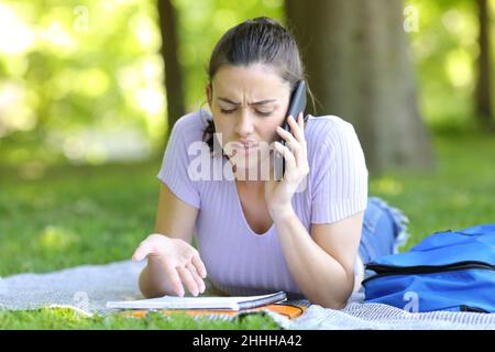 J'avais peur que l'étudiant parle au téléphone pour vérifier des notes se plaignant dans un parc Banque D'Images