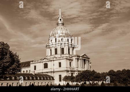 Chapelle des Invalides à Paris.Célèbre monument, également connu pour la tombe de Napoléon.Sépia. Banque D'Images