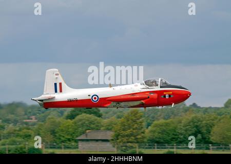 XM479 ancien avion à réaction Royal Air Force Jet Provost T.3A maintenant conservé effectuant un survol bas passé au salon RIAT. Banque D'Images