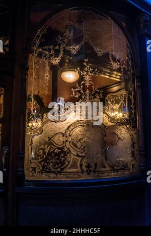 Vieille fenêtre de pub du pub Green King dans Camden passage, une rue animée réservée aux piétons avec des échoppes anciennes, des boutiques, des pubs, des restaurants et des cafés, Isli Banque D'Images