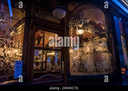 Vieille fenêtre de pub du pub Green King dans Camden passage, une rue animée réservée aux piétons avec des échoppes anciennes, des boutiques, des pubs, des restaurants et des cafés, Isli Banque D'Images