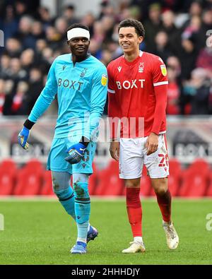 NOTTINGHAM, ROYAUME-UNI.22nd JANV. Le gardien de but de la forêt de Nottingham Brice Samba et Brennan Johnson de la forêt de Nottingham célèbrent la victoire lors du match de championnat Sky Bet entre la forêt de Nottingham et le comté de Derby au City Ground, Nottingham, le samedi 22nd janvier 2022.(Credit: Jon Hobley | MI News) Credit: MI News & Sport /Alay Live News Banque D'Images
