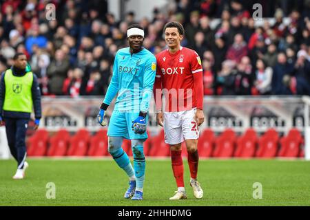 NOTTINGHAM, ROYAUME-UNI.22nd JANV. Le gardien de but de la forêt de Nottingham Brice Samba et Brennan Johnson de la forêt de Nottingham célèbrent la victoire lors du match de championnat Sky Bet entre la forêt de Nottingham et le comté de Derby au City Ground, Nottingham, le samedi 22nd janvier 2022.(Credit: Jon Hobley | MI News) Credit: MI News & Sport /Alay Live News Banque D'Images
