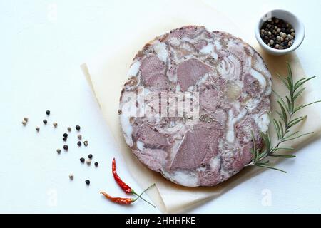 Salami italien typique.Salami toscan Soprassata pour les collations, sandwichs isolés sur fond blanc.Directement au-dessus. Banque D'Images