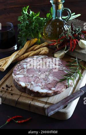 Salami italien typique.Salami toscan Soprassata pour des collations, sandwichs sur planche à découper en bois. Banque D'Images