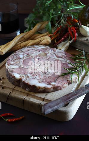 Salami italien typique.Salami toscan Soprassata pour des collations, sandwichs sur planche à découper en bois. Banque D'Images