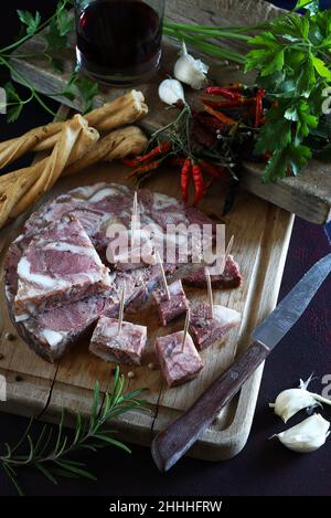 Salami italien typique.Salami toscan Soprassata pour des collations, sandwichs sur planche à découper en bois. Banque D'Images